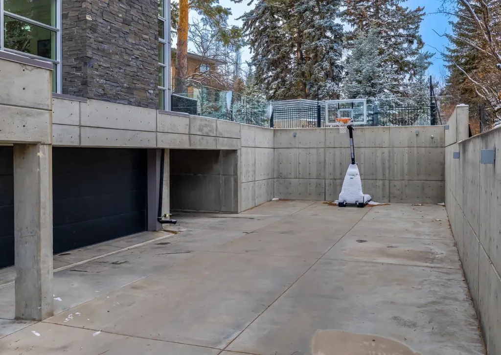 106 Pumpridge Place SW Calgary AB T2V5E7