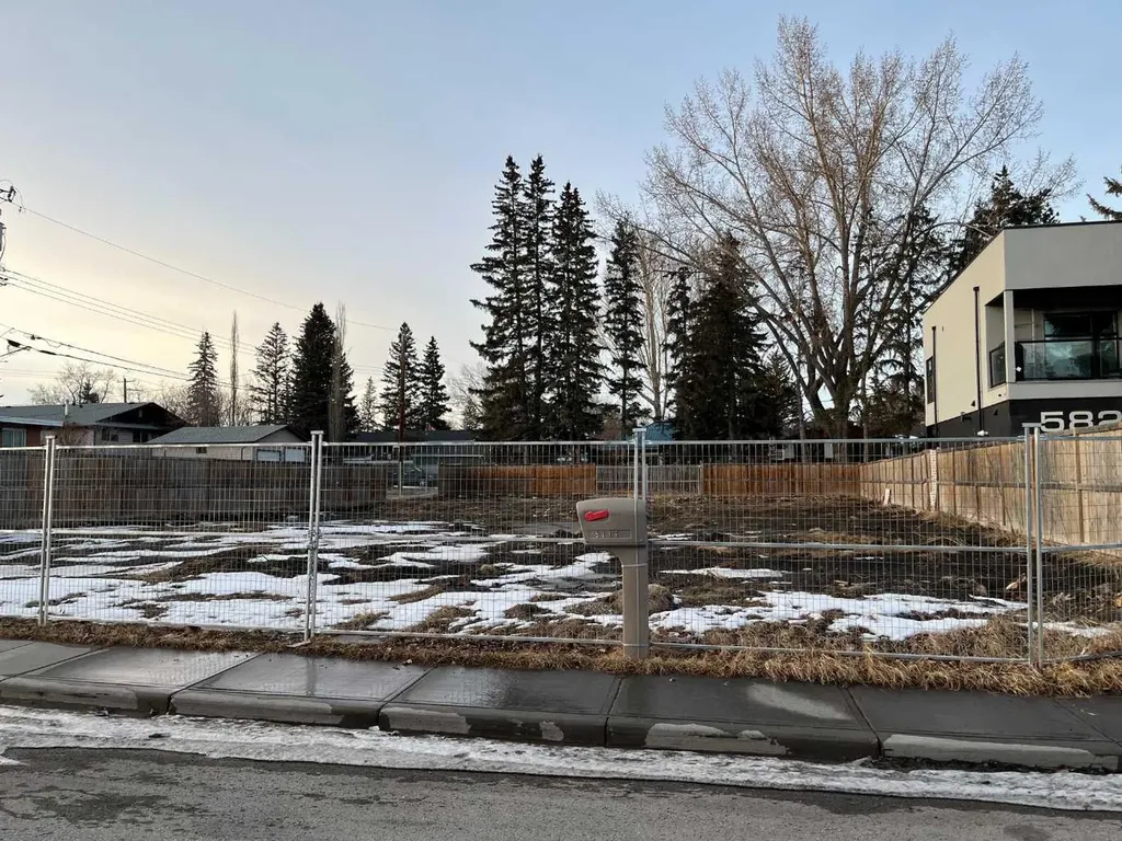 5819 Bowwater Crescent NW Calgary AB T3B 2E4