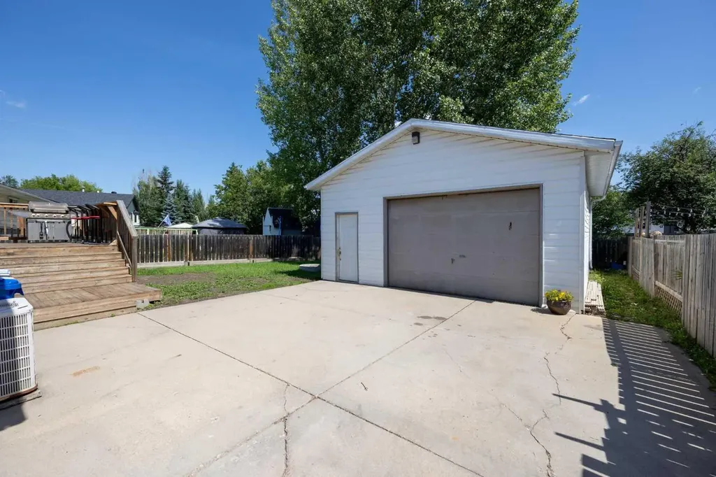 185 Hilltop Crescent Fort Mcmurray AB T9H3V3