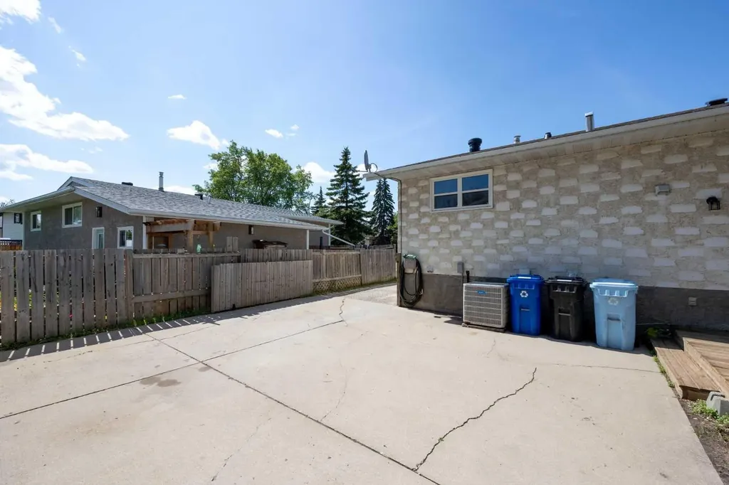 185 Hilltop Crescent Fort Mcmurray AB T9H3V3