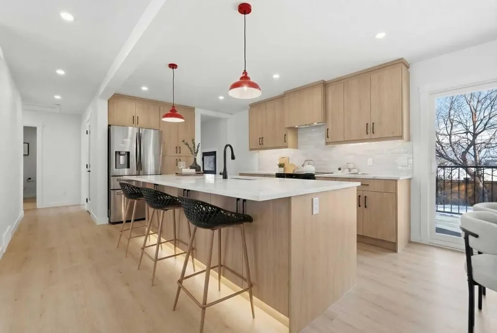 8616 7 Street SW Calgary AB T2V 1G9