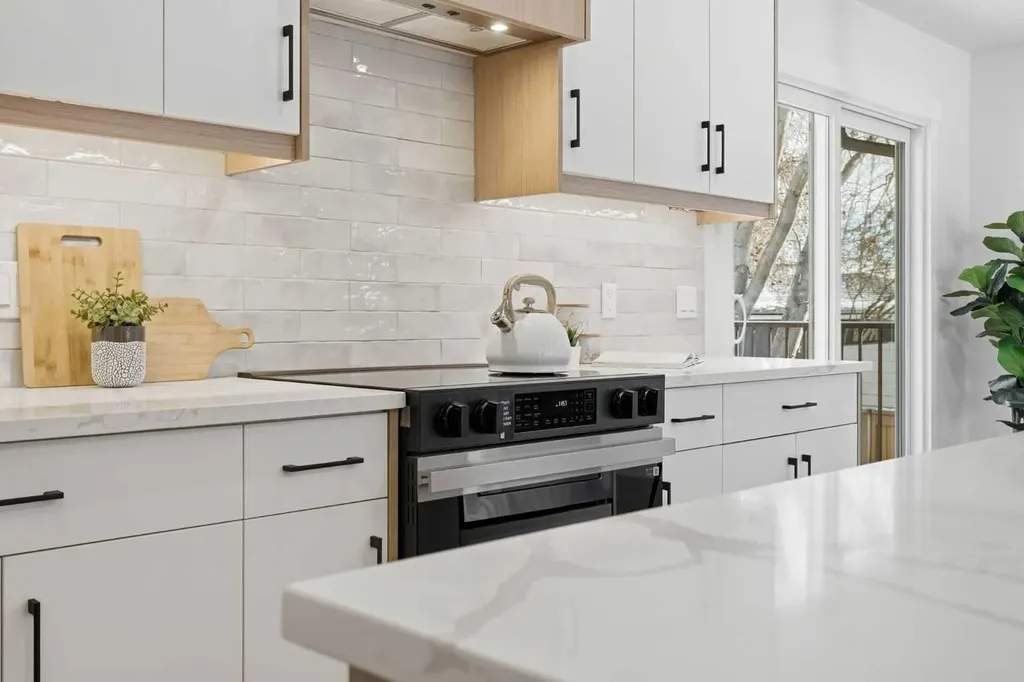 8616 7 Street SW Calgary AB T2V 1G9
