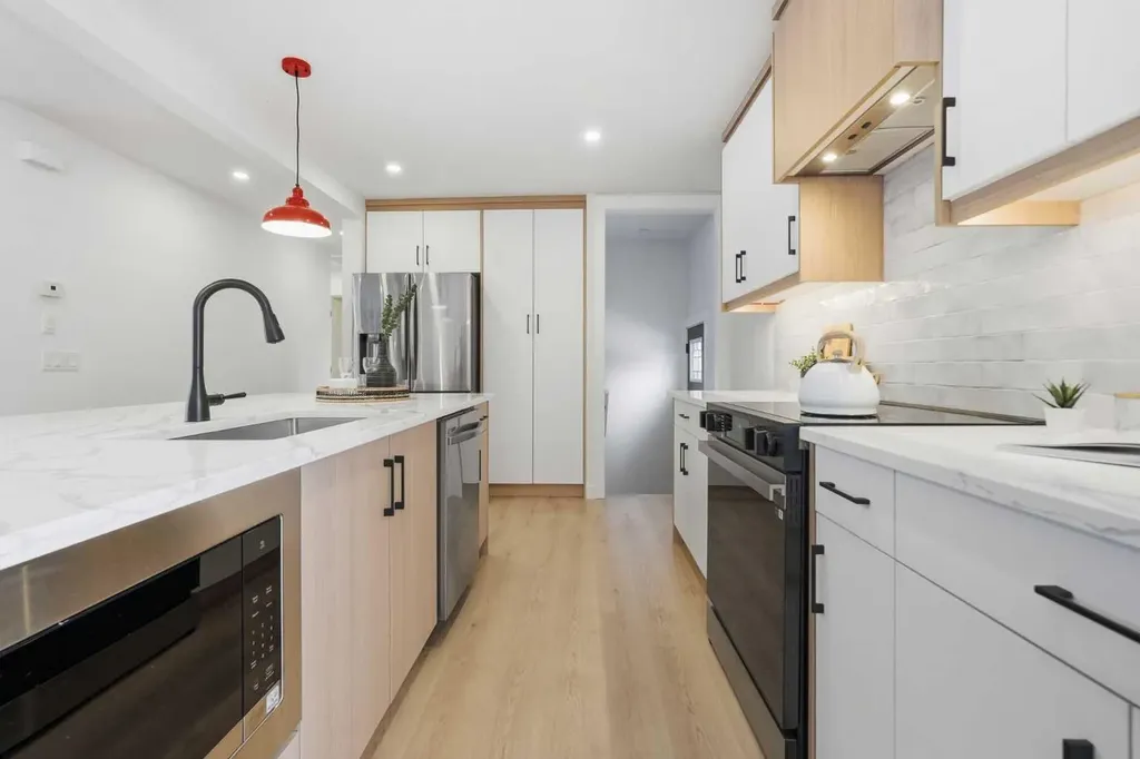 8616 7 Street SW Calgary AB T2V 1G9