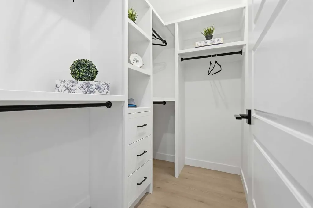 8616 7 Street SW Calgary AB T2V 1G9