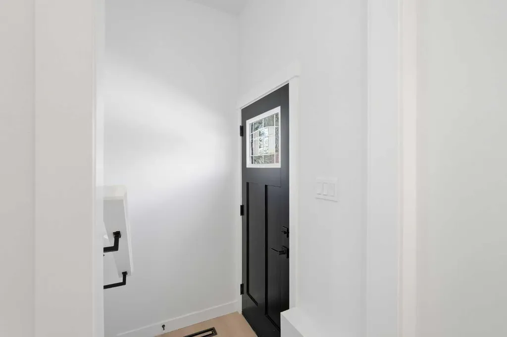 8616 7 Street SW Calgary AB T2V 1G9