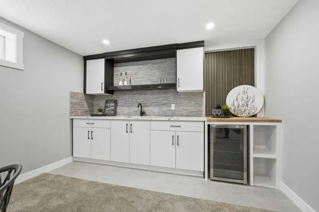8616 7 Street SW Calgary AB T2V 1G9