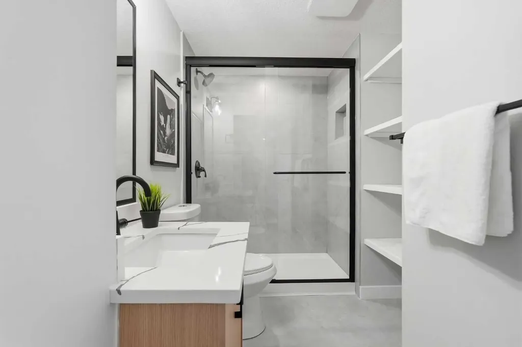 8616 7 Street SW Calgary AB T2V 1G9