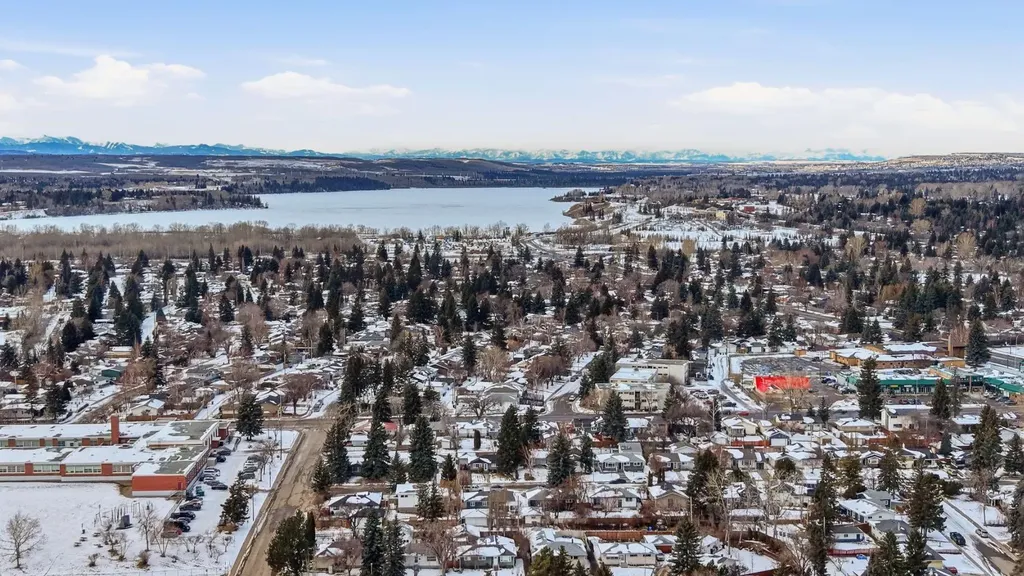 8616 7 Street SW Calgary AB T2V 1G9