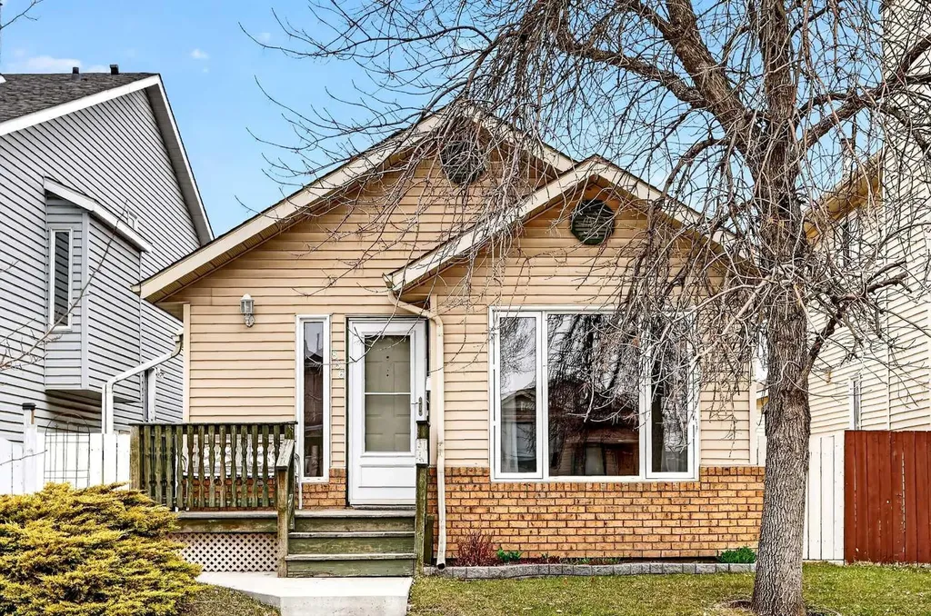886 Erin Woods Drive SE Calgary AB T2B 3C4