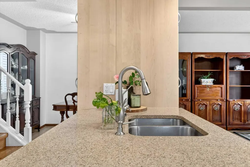 886 Erin Woods Drive SE Calgary AB T2B 3C4