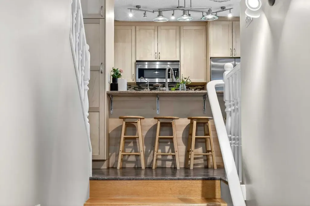 886 Erin Woods Drive SE Calgary AB T2B 3C4