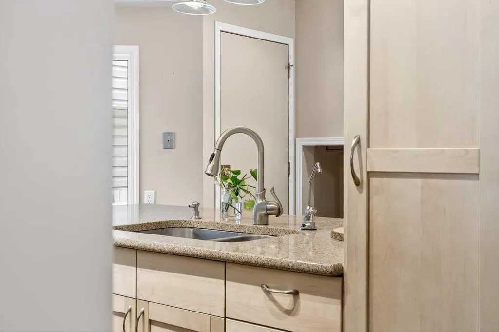 886 Erin Woods Drive SE Calgary AB T2B 3C4