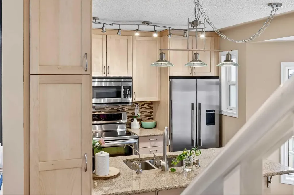 886 Erin Woods Drive SE Calgary AB T2B 3C4