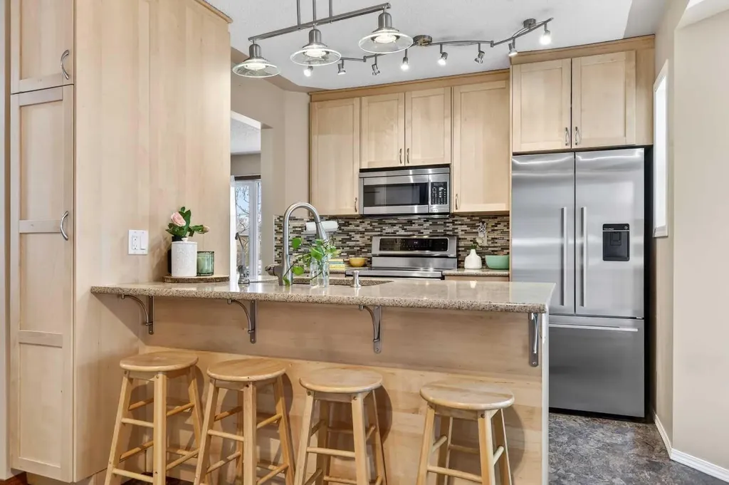 886 Erin Woods Drive SE Calgary AB T2B 3C4
