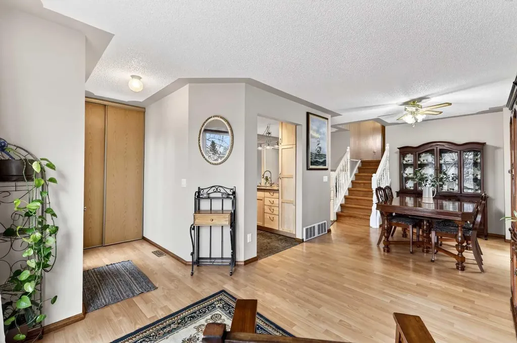 886 Erin Woods Drive SE Calgary AB T2B 3C4