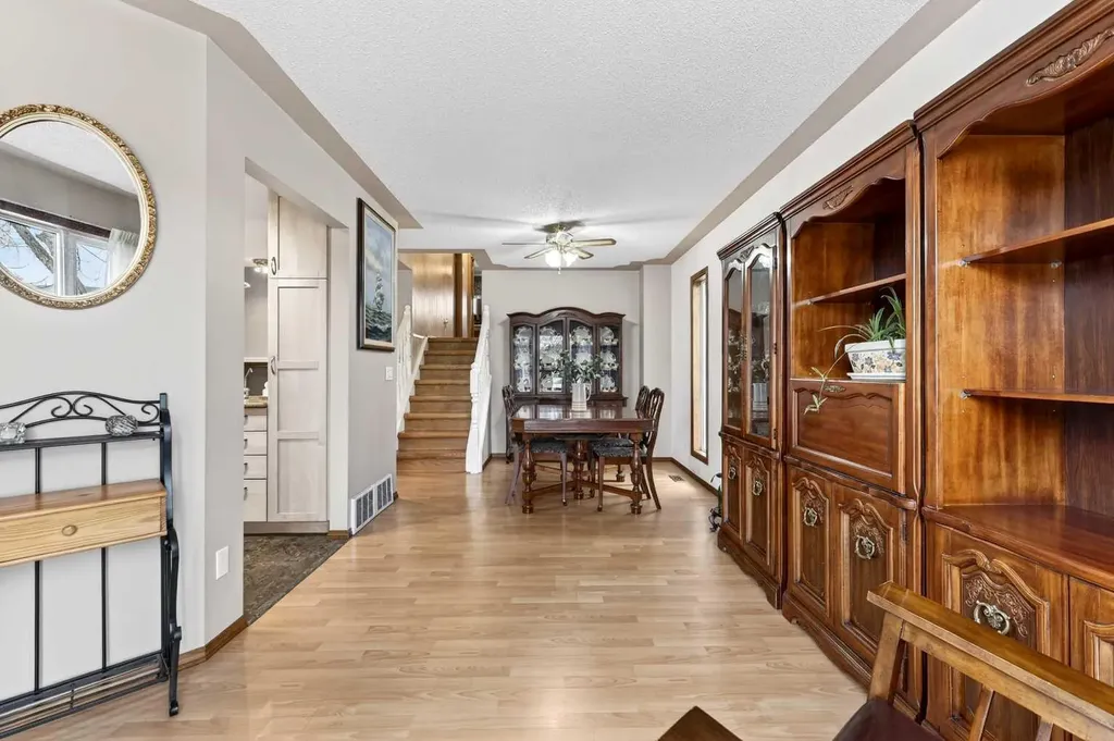 886 Erin Woods Drive SE Calgary AB T2B 3C4