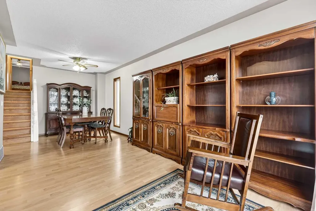 886 Erin Woods Drive SE Calgary AB T2B 3C4
