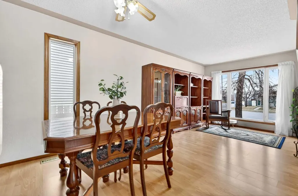 886 Erin Woods Drive SE Calgary AB T2B 3C4