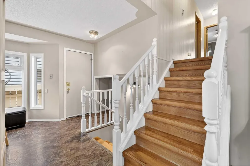 886 Erin Woods Drive SE Calgary AB T2B 3C4