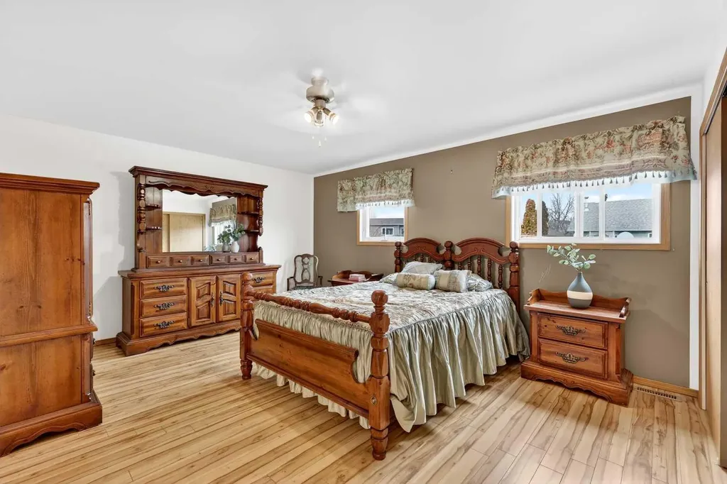 886 Erin Woods Drive SE Calgary AB T2B 3C4