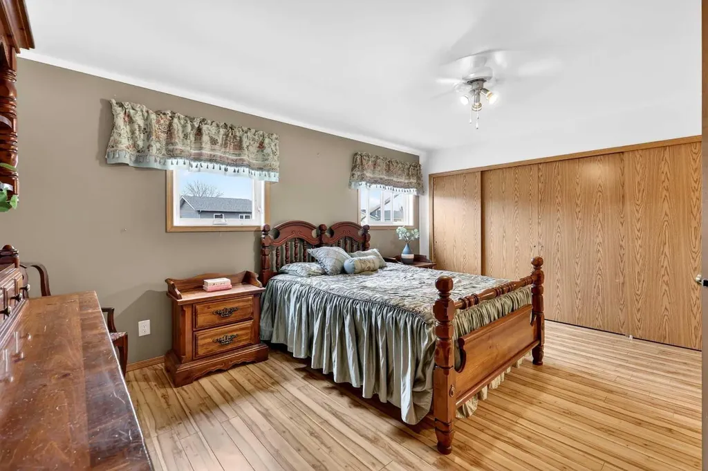 886 Erin Woods Drive SE Calgary AB T2B 3C4