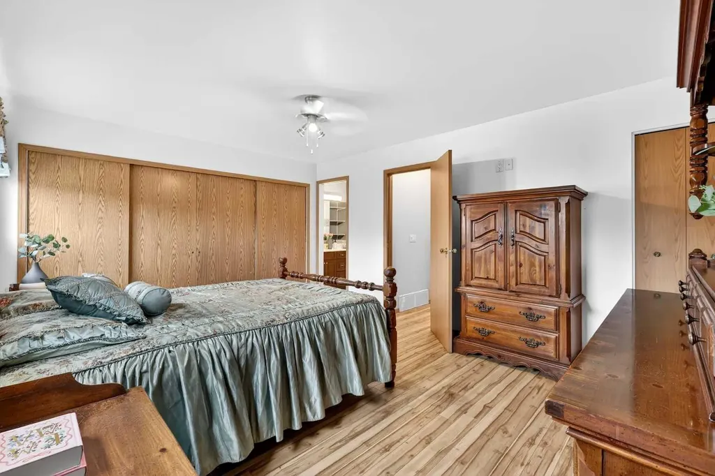 886 Erin Woods Drive SE Calgary AB T2B 3C4