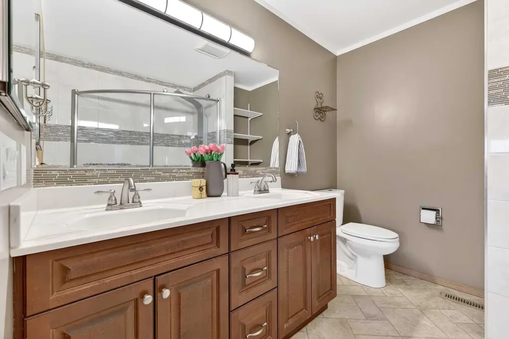 886 Erin Woods Drive SE Calgary AB T2B 3C4