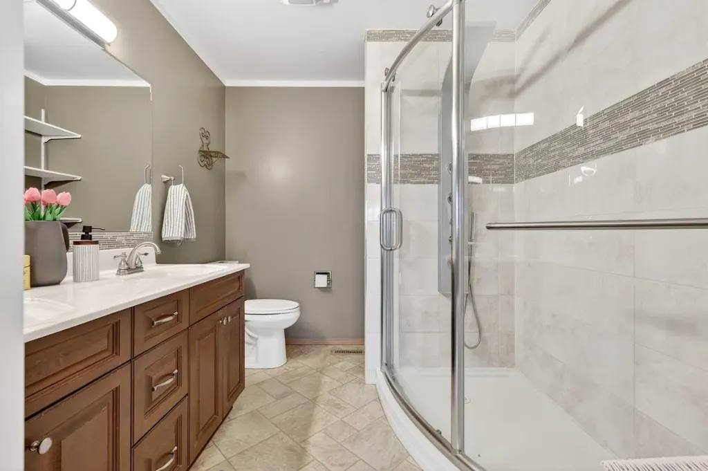 886 Erin Woods Drive SE Calgary AB T2B 3C4