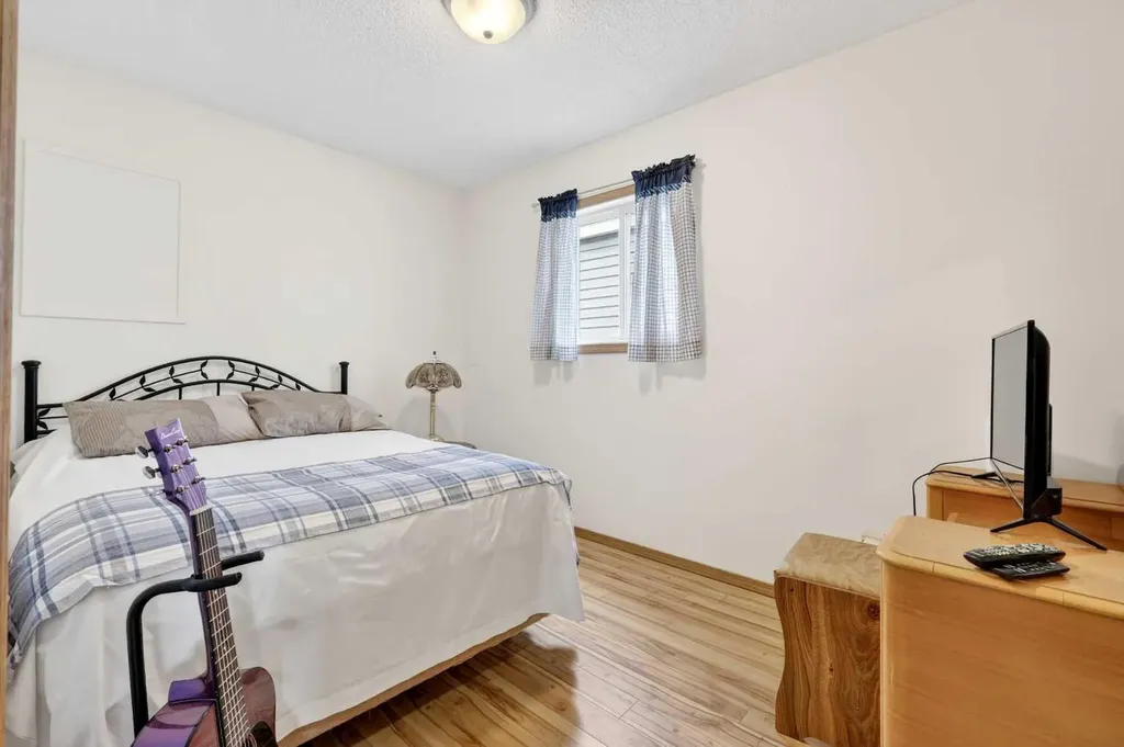 886 Erin Woods Drive SE Calgary AB T2B 3C4