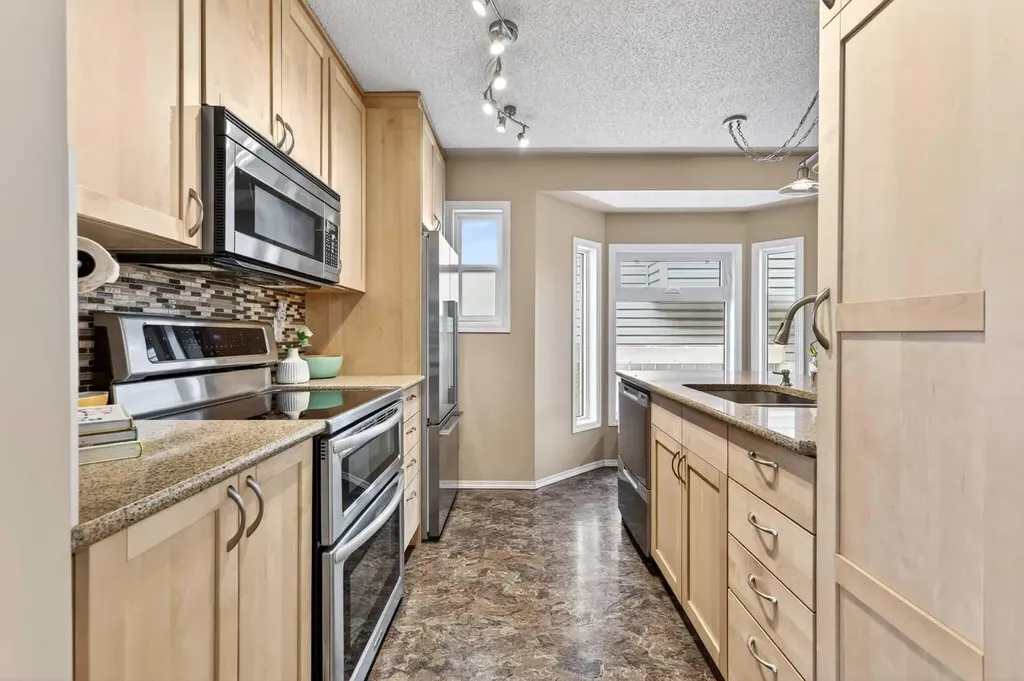 886 Erin Woods Drive SE Calgary AB T2B 3C4