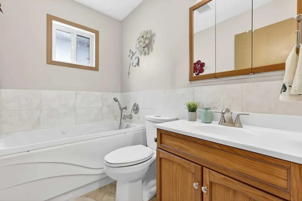 886 Erin Woods Drive SE Calgary AB T2B 3C4