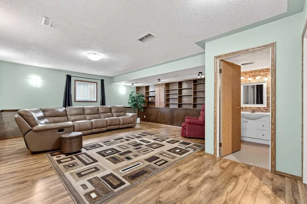 886 Erin Woods Drive SE Calgary AB T2B 3C4