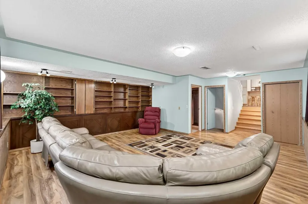 886 Erin Woods Drive SE Calgary AB T2B 3C4