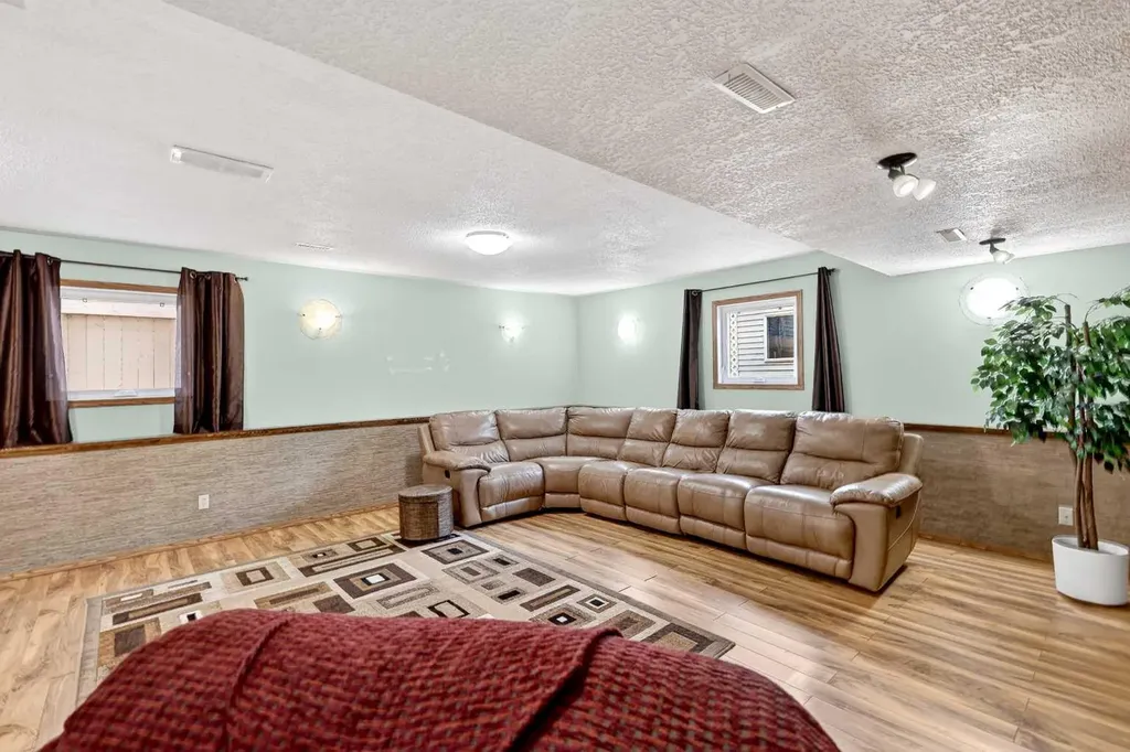 886 Erin Woods Drive SE Calgary AB T2B 3C4