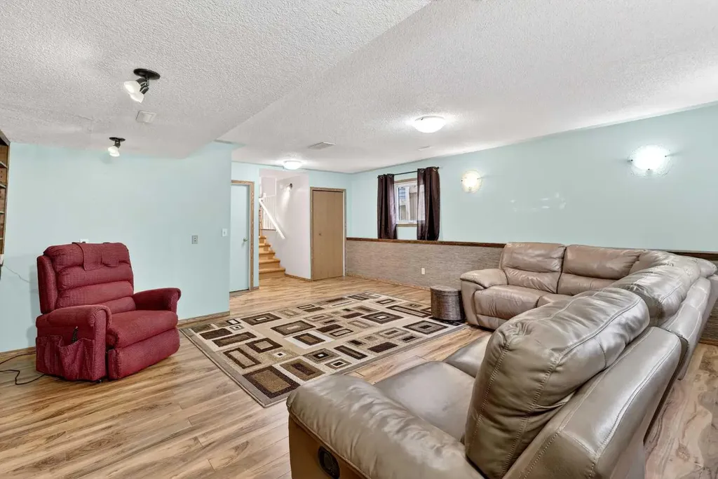 886 Erin Woods Drive SE Calgary AB T2B 3C4