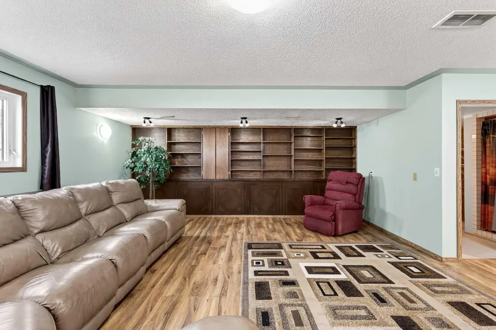 886 Erin Woods Drive SE Calgary AB T2B 3C4