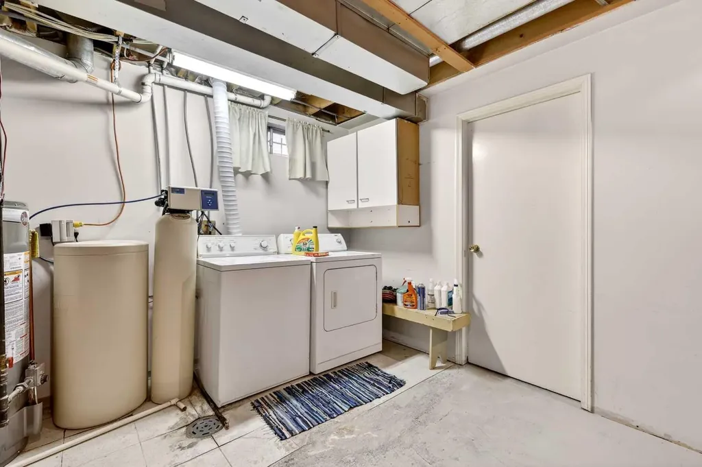 886 Erin Woods Drive SE Calgary AB T2B 3C4