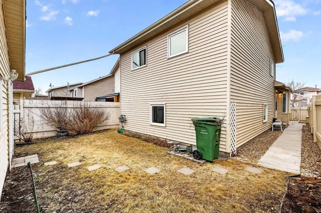 886 Erin Woods Drive SE Calgary AB T2B 3C4