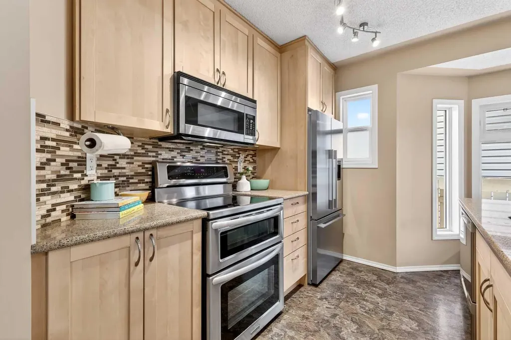 886 Erin Woods Drive SE Calgary AB T2B 3C4