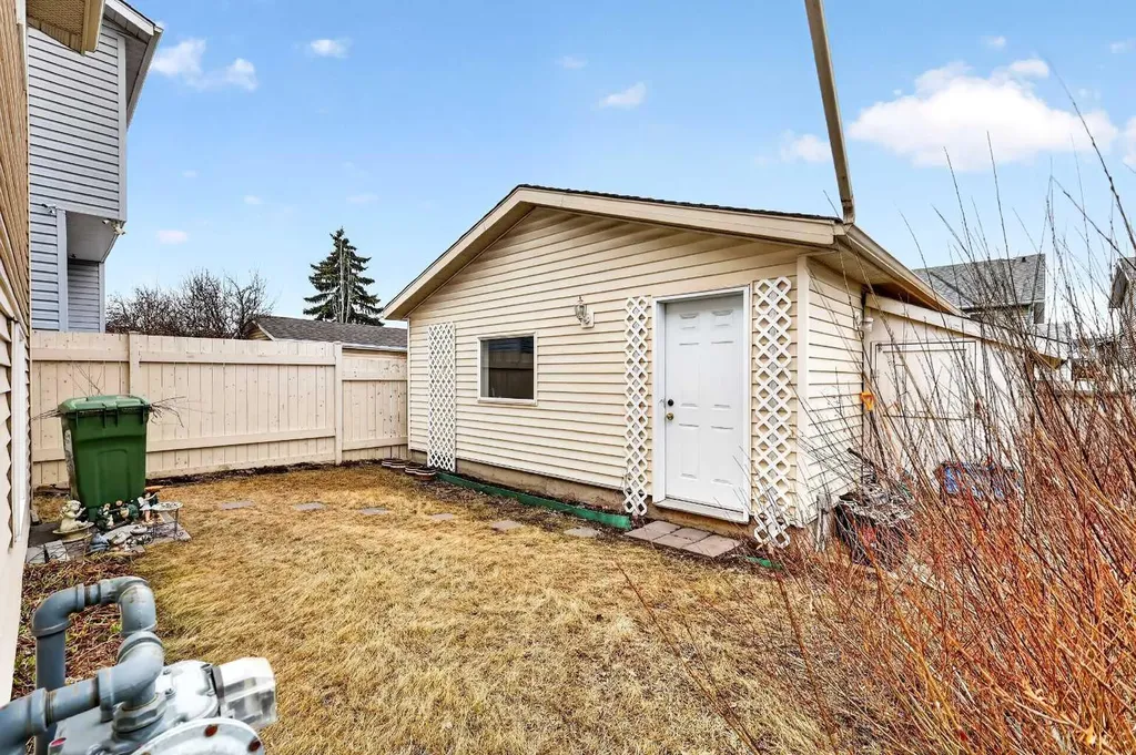 886 Erin Woods Drive SE Calgary AB T2B 3C4