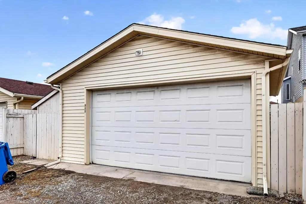 886 Erin Woods Drive SE Calgary AB T2B 3C4
