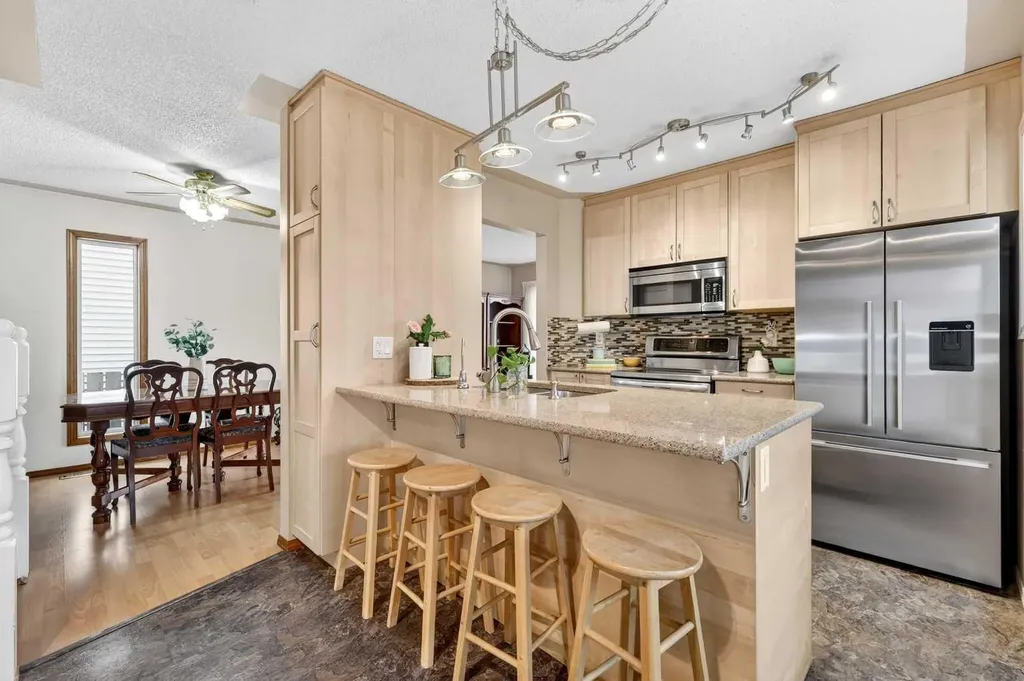 886 Erin Woods Drive SE Calgary AB T2B 3C4