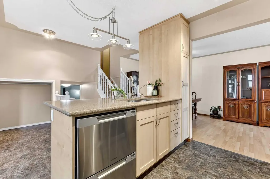 886 Erin Woods Drive SE Calgary AB T2B 3C4