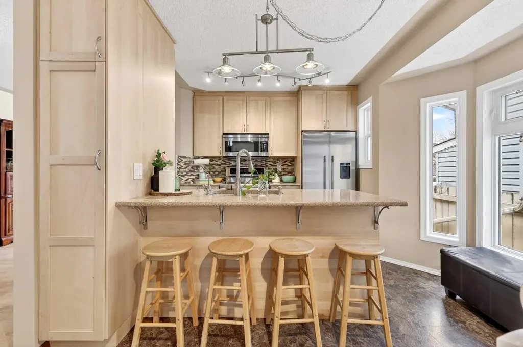 886 Erin Woods Drive SE Calgary AB T2B 3C4