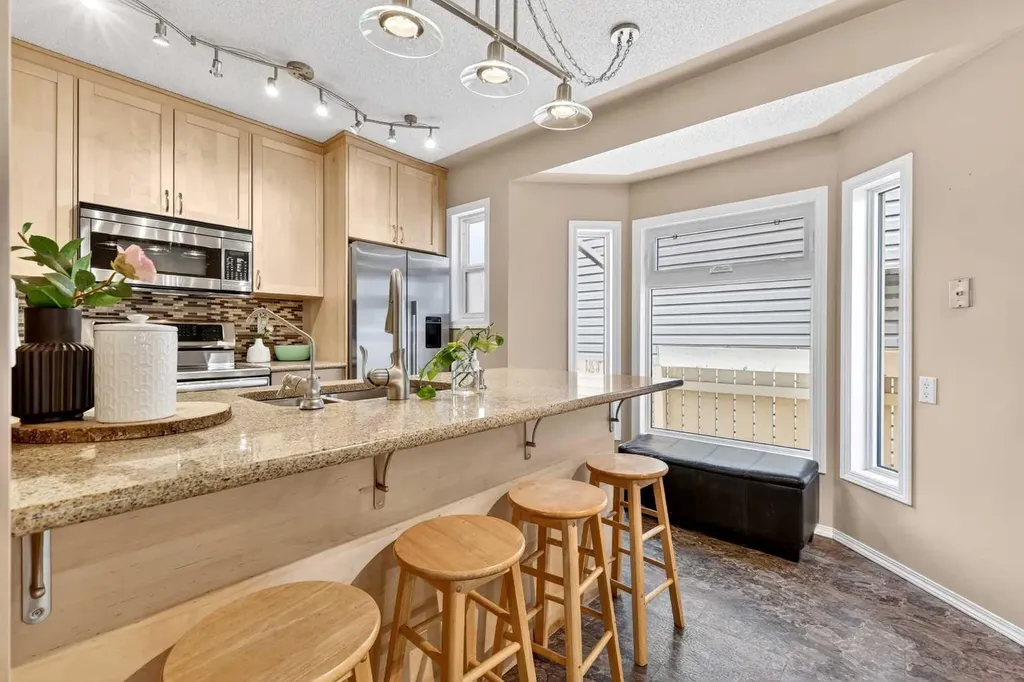 886 Erin Woods Drive SE Calgary AB T2B 3C4