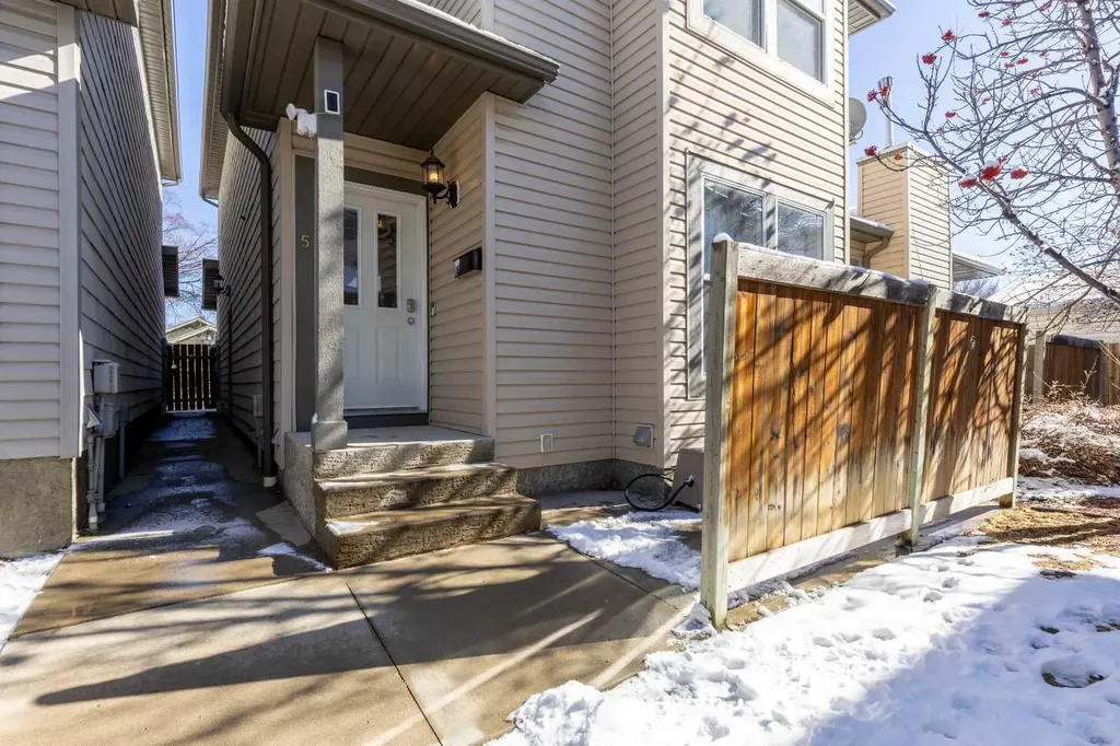 635 6 Street S Lethbridge AB T1J 2E4