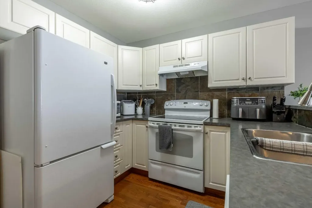 635 6 Street S Lethbridge AB T1J 2E4