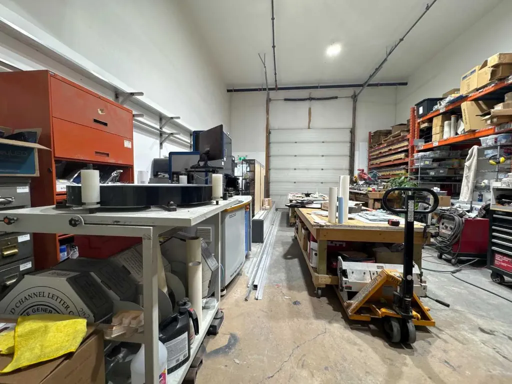 3208 8 Avenue NE Calgary AB T2A 7V8
