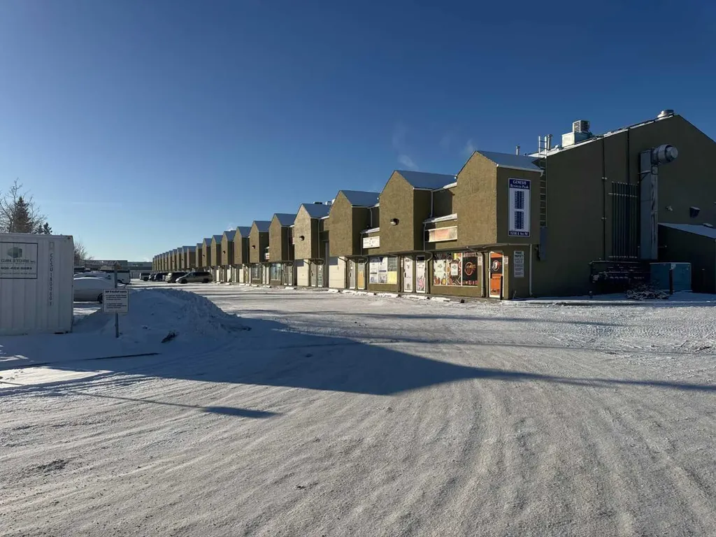 3208 8 Avenue NE Calgary AB T2A 7V8