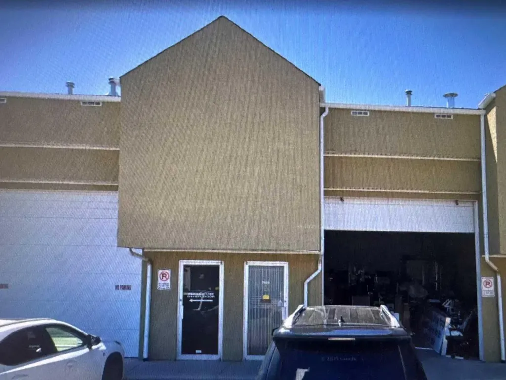 3208 8 Avenue NE Calgary AB T2A 7V8